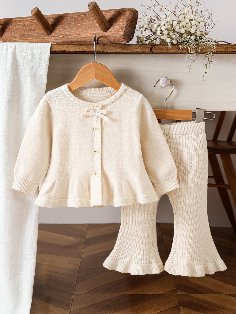SHEIN Vintaside Kids 女嬰針織毛衣套裝,圓領套頭針織長袖開襟衫,粉色素色,百搭時尚 + 針織喇叭長褲,適合秋冬,2件套,時尚百搭,適合日常穿著、外出、旅行、上學 - 白色 - 查看 1