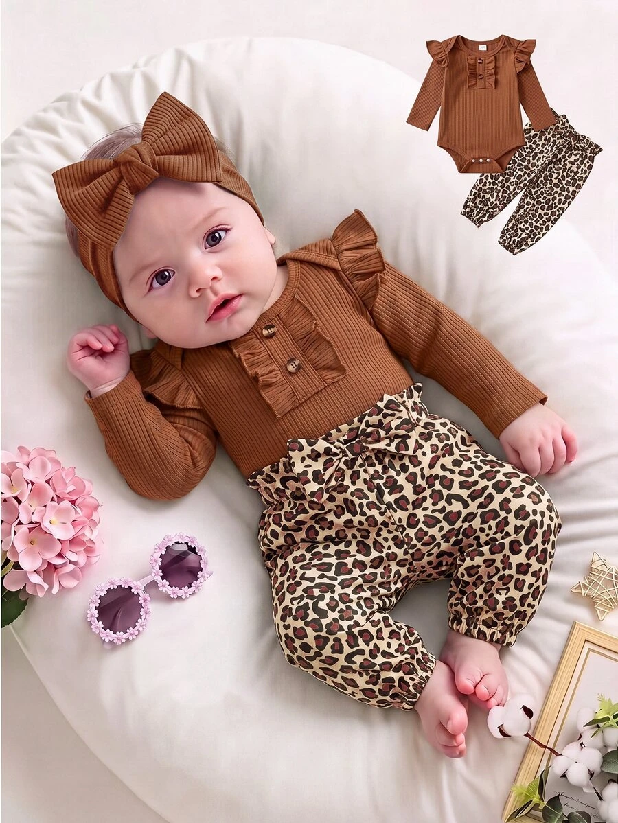 SHEIN Playful Pals 2件組女嬰春秋復古花卉兩件套，黑色羅紋長袖連身衣搭配荷葉袖與豹紋鈕扣門襟荷葉邊細節，高腰黑色花卉印花錐形長褲附蝴蝶結腰帶，彈性親膚面料，韓系風格，適合日常穿著與外出