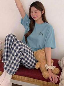 DAZY 2件組女款居家服套裝，寬鬆短袖T恤搭配直筒格紋長款睡褲 - 淺藍色 - 查看 3