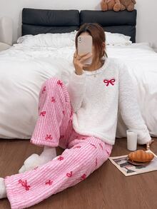 Napfluff طقم بيجامة نسائي طويل من الفرو الناعم مع تطريز وفيونكة - أبيض - مشاهدة 6