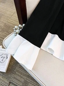 GlowEve CURVE 大尺碼女款熱銷優雅休閒荷葉邊撞色長袖T恤，圓領喇叭袖，鈕扣裝飾，極簡剪裁上衣 - 黑與白 - 查看 8