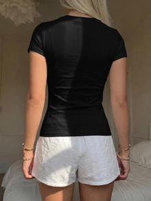 CovetEZ 休閒極簡性感露肩 95% 純棉黑色短袖 T-shirt，適合春夏，春夏秋季穿搭 - 黑色 - 查看 2