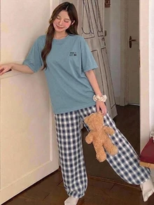 DAZY 2件組女款居家服套裝，寬鬆短袖T恤搭配直筒格紋長款睡褲 - 淺藍色 - 查看 4