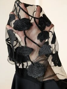 SHEIN Clasi 大尺碼女款拼接刺繡網紗圓弧下擺V領優雅襯衫 - 黑色 - 查看 8
