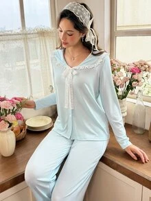 Snug Reverie طقم بيجامة نسائي رومانسي منعش بتفاصيل دانتيل متباينة وتجاعيد وفتحة أمامية - أزرق فاتح اللون - مشاهدة 4