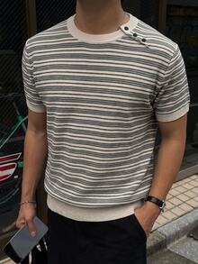 DAZY 男士短袖條紋針織上衣，圓領與不對稱鈕扣門襟設計 - 卡其色 - 查看 5