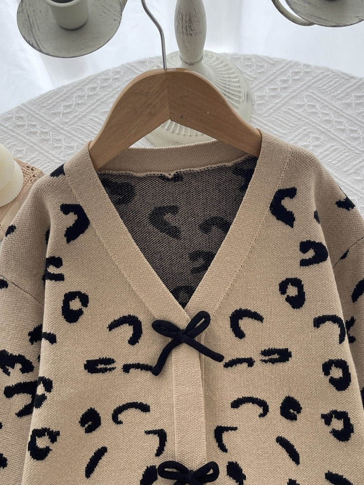 SHEIN كارديجان طويل للفتيات الصغيرات، كارديجان محبوك، بطبعة نمر، مزين بفيونكة، مناسب للخريف/الشتاء، فضفاض متوسط الطول، مناسب للارتداء اليومي ومناسبات الخروج - كاكي - مشاهدة 3