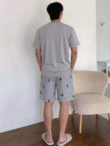 DAZY 男士夏季圖案印花T恤與條紋短褲居家休閒套裝 - 灰色 - 查看 2