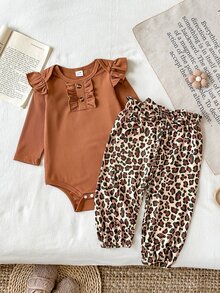 SHEIN Playful Pals 2件組女嬰春秋復古花卉兩件套，黑色羅紋長袖連身衣搭配荷葉袖與豹紋鈕扣門襟荷葉邊細節，高腰黑色花卉印花錐形長褲附蝴蝶結腰帶，彈性親膚面料，韓系風格，適合日常穿著與外出 - 彩色 - 查看 3
