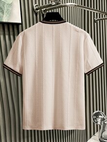 Manfinity Homme 男士針織提花素色紋理領口與袖口羅紋黑棕拼接胸前貼布T恤 - 杏色 - 查看 2