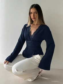 Aloruh 咖啡棕深棕色V領蕾絲拼接上衣，通勤簡約收腰設計初秋穿搭 - 藏蓝色 - 查看 3