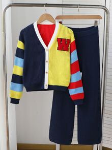 SHEIN Genkimix Kids 2件組女童針織套裝，時尚百搭V領經典配色拼接身片搭配「W」字母裝飾，袖口配色條紋拼接單排扣開襟衫，配海軍藍直筒針織長褲，美式學院風，適中厚度，整齊下擺，緊口袖口，適合日常穿著、上學、外出、運動、玩耍等場合，秋冬穿搭 - 彩色 - 查看 3
