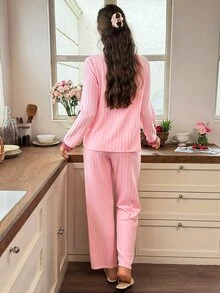 Snug Reverie طقم بيجامة نسائي من الصوف الناعم المضلع الرقيق بأكمام طويلة، بلون موحد مع تطريز دانتيل حلو - وردي - مشاهدة 2