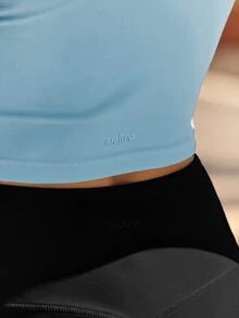 Aralina 休閒運動 V 領細肩帶運動上衣 - 天藍色 - 查看 9