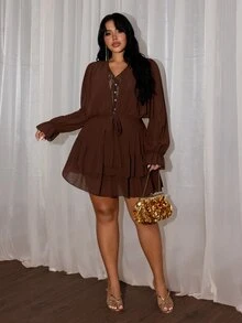 Rustia فستان مقاس كبير بأسلوب فرنسي أنيق مع تطريز دانتيل وتصميم بسيط وجذاب مع خصر مشدود وحافة مكشكشة - بني - مشاهدة 7