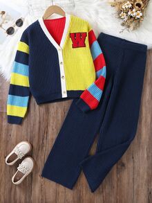 SHEIN Genkimix Kids 2件組女童針織套裝，時尚百搭V領經典配色拼接身片搭配「W」字母裝飾，袖口配色條紋拼接單排扣開襟衫，配海軍藍直筒針織長褲，美式學院風，適中厚度，整齊下擺，緊口袖口，適合日常穿著、上學、外出、運動、玩耍等場合，秋冬穿搭 - 彩色 - 查看 1