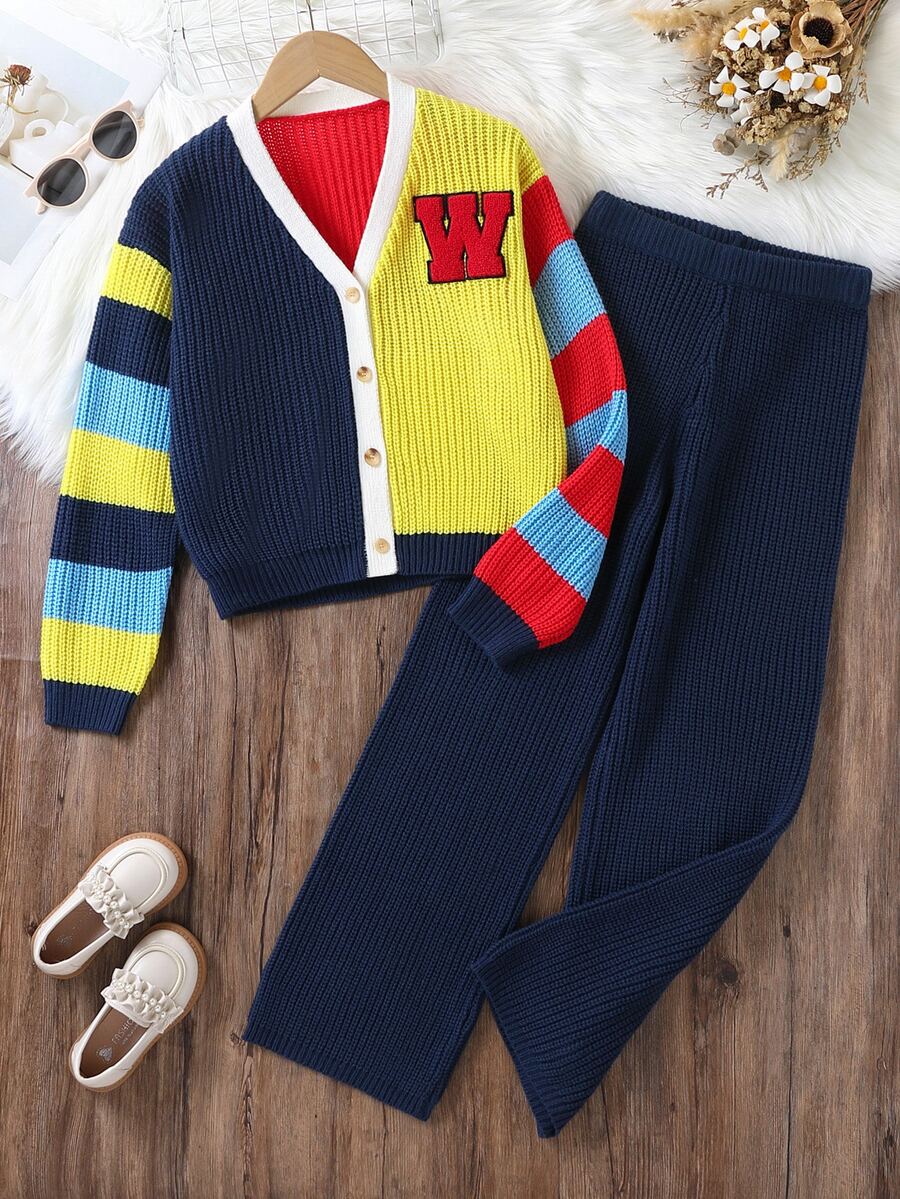 SHEIN Genkimix Kids 2件組女童針織套裝,時尚百搭V領經典配色拼接身片搭配「W」字母裝飾,袖口配色條紋拼接單排扣開襟衫,配海軍藍直筒針織長褲,美式學院風,適中厚度,整齊下擺,緊口袖口,適合日常穿著、上學、外出、運動、玩耍等場合,秋冬穿搭 - 彩色 - 查看 1