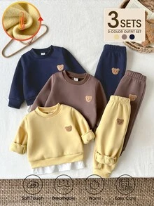 SHEIN Playful Pals 3套幼童男童運動衫慢跑褲套裝，可愛學院風黃色海軍藍棕色泰迪熊貼布，抓絨內裡長袖圓領加厚款，適合冬季與秋季假期 - 彩色 - 查看 1