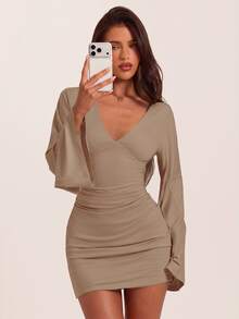 SHEIN BAE 秋冬淺卡其色深V領喇叭袖抓褶緊身迷你短洋裝，適合感恩節、亡靈節、早午餐穿著 - 卡其色 - 查看 5