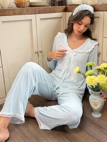 Snug Reverie طقم بيجامة نسائي رومانسي منعش بتفاصيل دانتيل متباينة وتجاعيد وفتحة أمامية - أزرق فاتح اللون - مشاهدة 1
