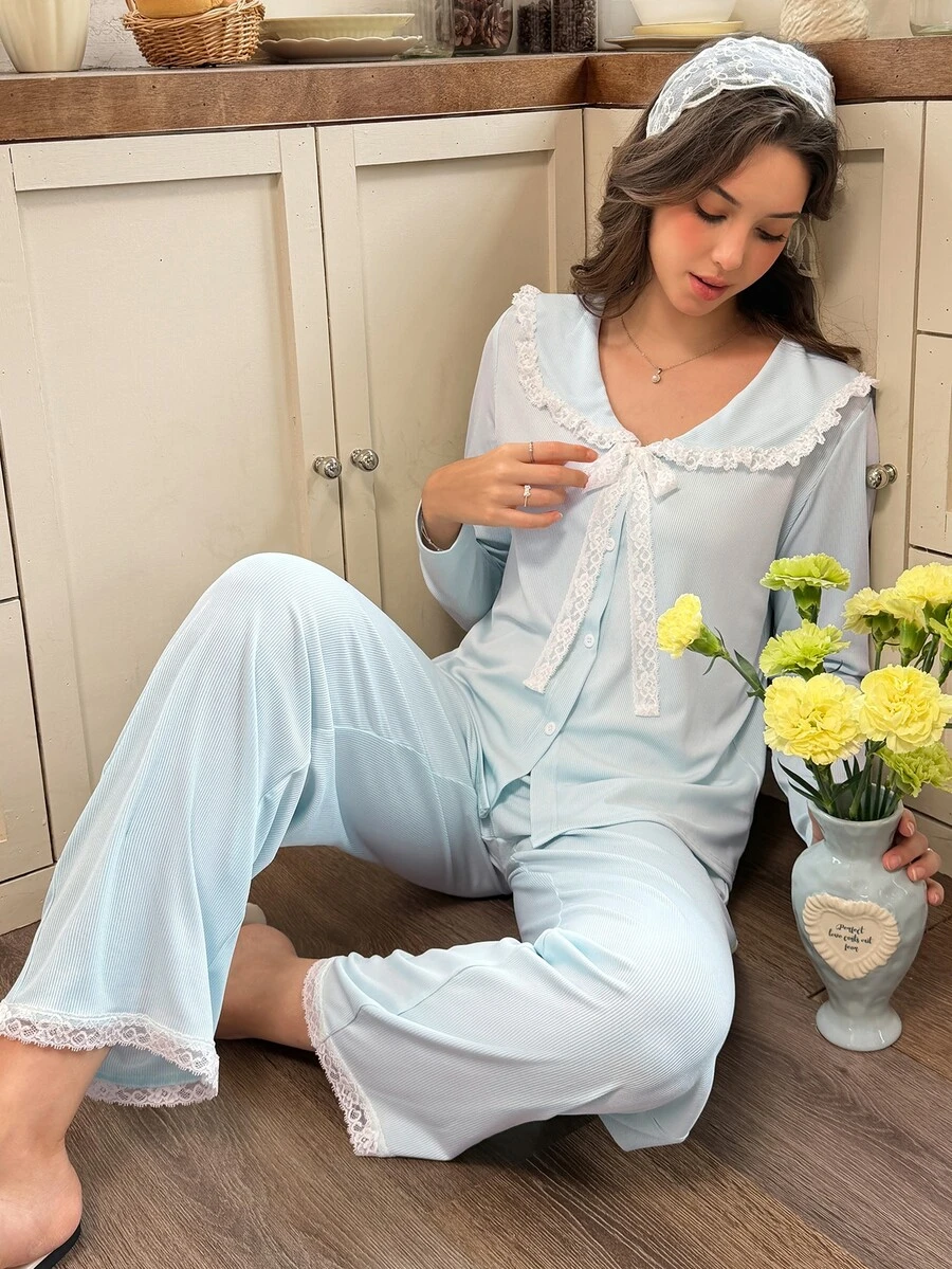 Snug Reverie طقم بيجامة نسائي رومانسي منعش بتفاصيل دانتيل متباينة وتجاعيد وفتحة أمامية - أزرق فاتح اللون - مشاهدة 1
