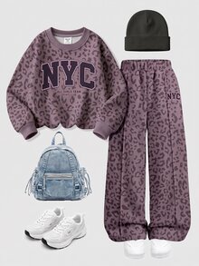 紫色調時尚豹紋運動風拼色 NYC 字母圖案女童休閒套裝，柔軟舒適寬鬆圓領套頭衛衣搭配寬腿褲，適合秋冬日常穿著、街頭風、新風格、時尚女孩、校園風返校穿搭 - 彩色 - 查看 3