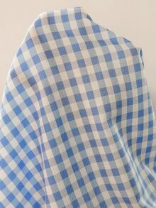 Snug Reverie Damset med pyjamastopp och byxor i blå- och vitrutigt mönster med knytning fram och volanger - Blått och Vitt - Visa 7