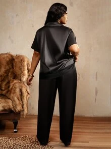 Bare Chapter Set Piyama Satin Wanita Ukuran Besar, Pakaian Santai 2 Potong dengan Hiasan Renda dan Kancing Depan - Hitam - View 2