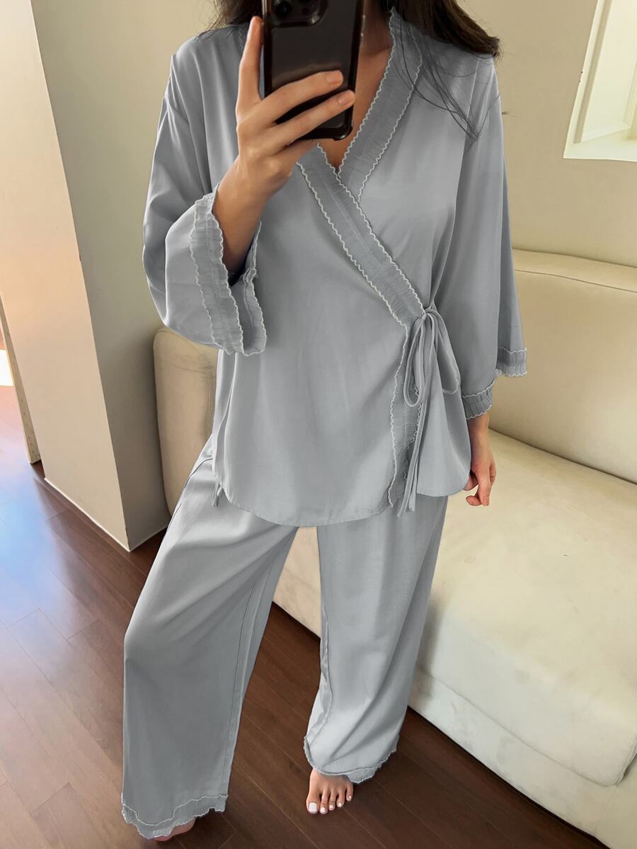 DAZY 2件組女款蕾絲拼接不對稱前領V領長袖上衣與直筒長睡褲家居服套裝 - 淺藍色 - 查看 1