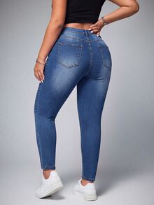 SHEIN ICON 大尺碼女款休閒日常旅行牛仔褲，附口袋與鈕扣設計 - 中等水洗藍 - 查看 2