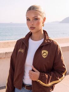 CAJUNI Chaqueta deportiva marrón con cremallera, cintura ajustable, estampado "Brasil Borogodó" - Marrón - Ver 1