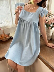 Snug Reverie فستان نوم بتصميم سموك مع ياقة مربعة وحافة مكشكشة - الأزرق - مشاهدة 1