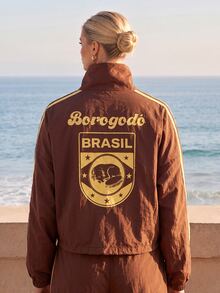 CAJUNI Chaqueta deportiva marrón con cremallera, cintura ajustable, estampado "Brasil Borogodó" - Marrón - Ver 3