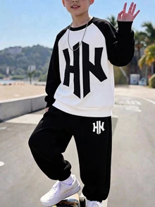 SHEIN Coolqubz 男童秋冬黑白對比色運動衫套裝，字母印花圓領上衣與慢跑長褲 2 件套，休閒運動百搭童裝 - 黑與白 - 查看 2