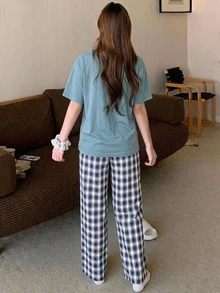 DAZY 2件組女款居家服套裝，寬鬆短袖T恤搭配直筒格紋長款睡褲 - 淺藍色 - 查看 2