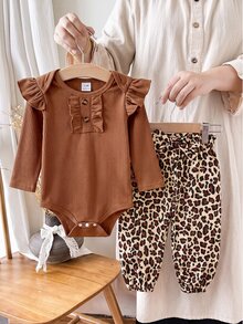 SHEIN Playful Pals 2件組女嬰春秋復古花卉兩件套，黑色羅紋長袖連身衣搭配荷葉袖與豹紋鈕扣門襟荷葉邊細節，高腰黑色花卉印花錐形長褲附蝴蝶結腰帶，彈性親膚面料，韓系風格，適合日常穿著與外出 - 彩色 - 查看 7