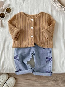 SHEIN 2件組幼女夾克牛仔褲套裝，可愛卡其藍羅紋針織蝴蝶結刺繡長袖圓領常規款，生日派對秋季彈性 - 卡其色 - 查看 1
