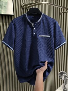 男士針織提花海軍藍菱格紋亨利領 Polo 衫，條紋對比飾邊口袋短袖商務休閒上衣 - 藏蓝色 - 查看 1
