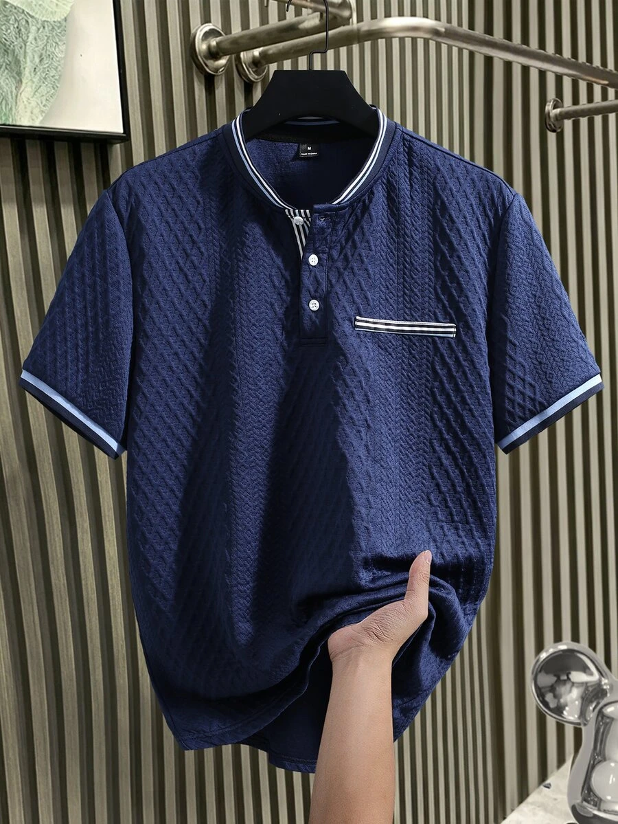 男士針織提花海軍藍菱格紋亨利領 Polo 衫,條紋對比飾邊口袋短袖商務休閒上衣 - 藏蓝色 - 查看 1