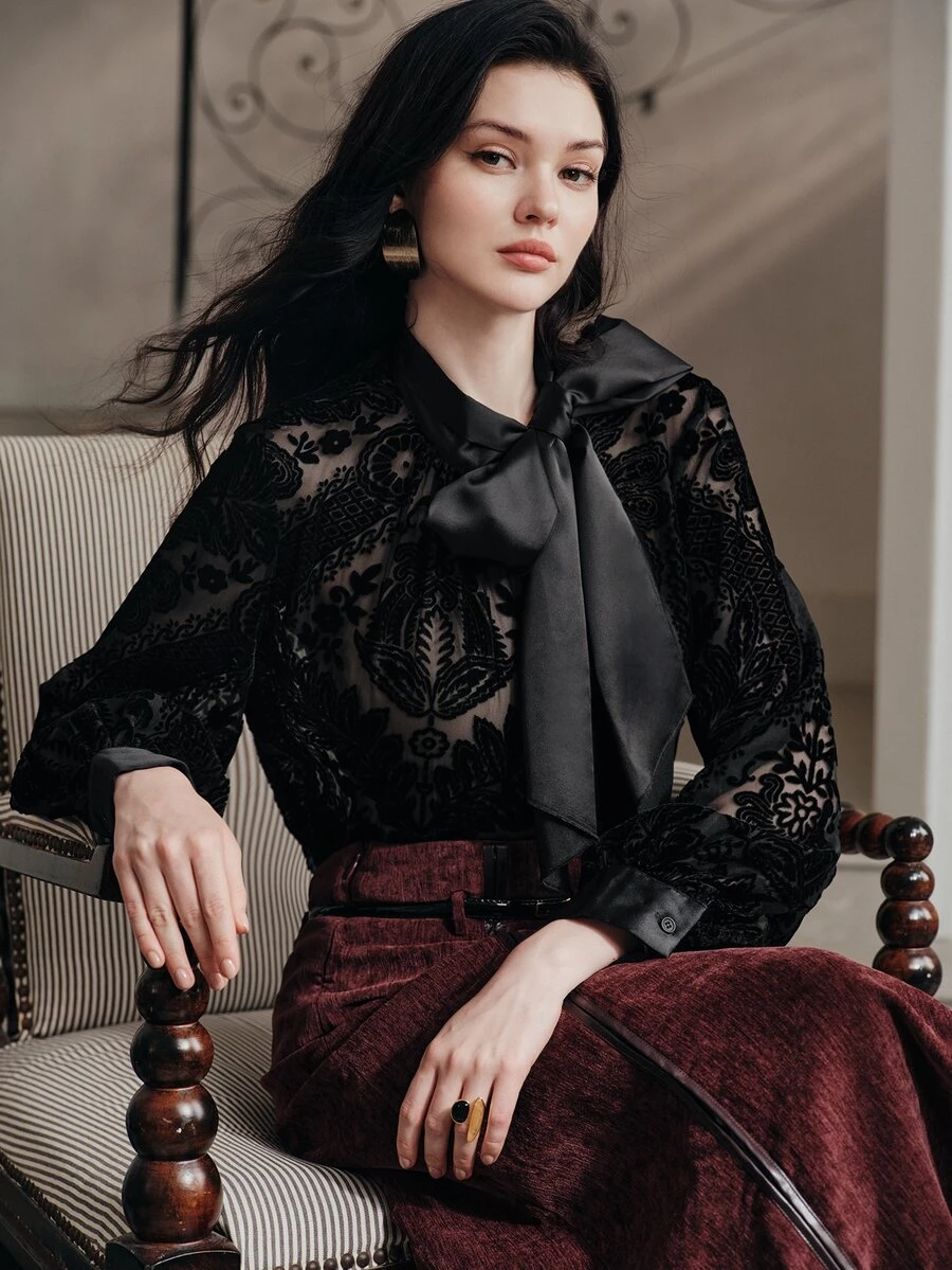 Anewsta Blus Wanita Gaya Retro Modern Lengan Lentera Motif Bunga Acak Kerah Kain Sutra dengan Desain Pita - Hitam - View 1