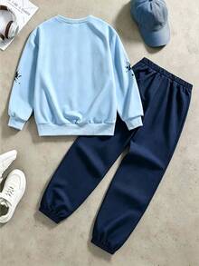 SHEIN Coolqubz 青少年男孩2件套套裝，酷炫滴落液體塗鴉字母與笑臉印花淺藍色運動衫＋深藍色慢跑長褲運動服套裝 - 藍色 - 查看 2