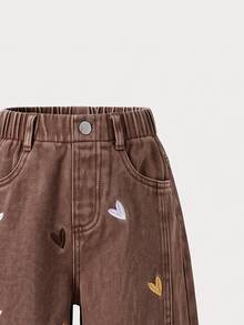 SHEIN Genkimix Kids 女童牛仔寬腿牛仔褲 全季新款 可愛趣味復古牛仔女郎風 嬰兒藍 鬆緊腰帶設計 多色愛心刺繡 秋季 - 棕色 - 查看 6