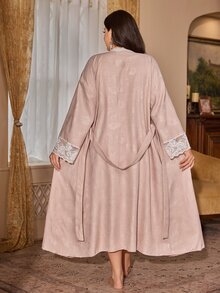 PalaceNights طقم بيجامة مقاس كبير برداء حمام وفستان نوم مع حزام دانتيل متباين - وردي - مشاهدة 2