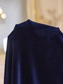 LuxeNights طقم قميص نوم وروب نسائي أنيق من المخمل بطول متوسط باللون الأزرق الداكن مع حواف دانتيل على الياقة والأكمام والذيل - أزرق بحري - مشاهدة 7