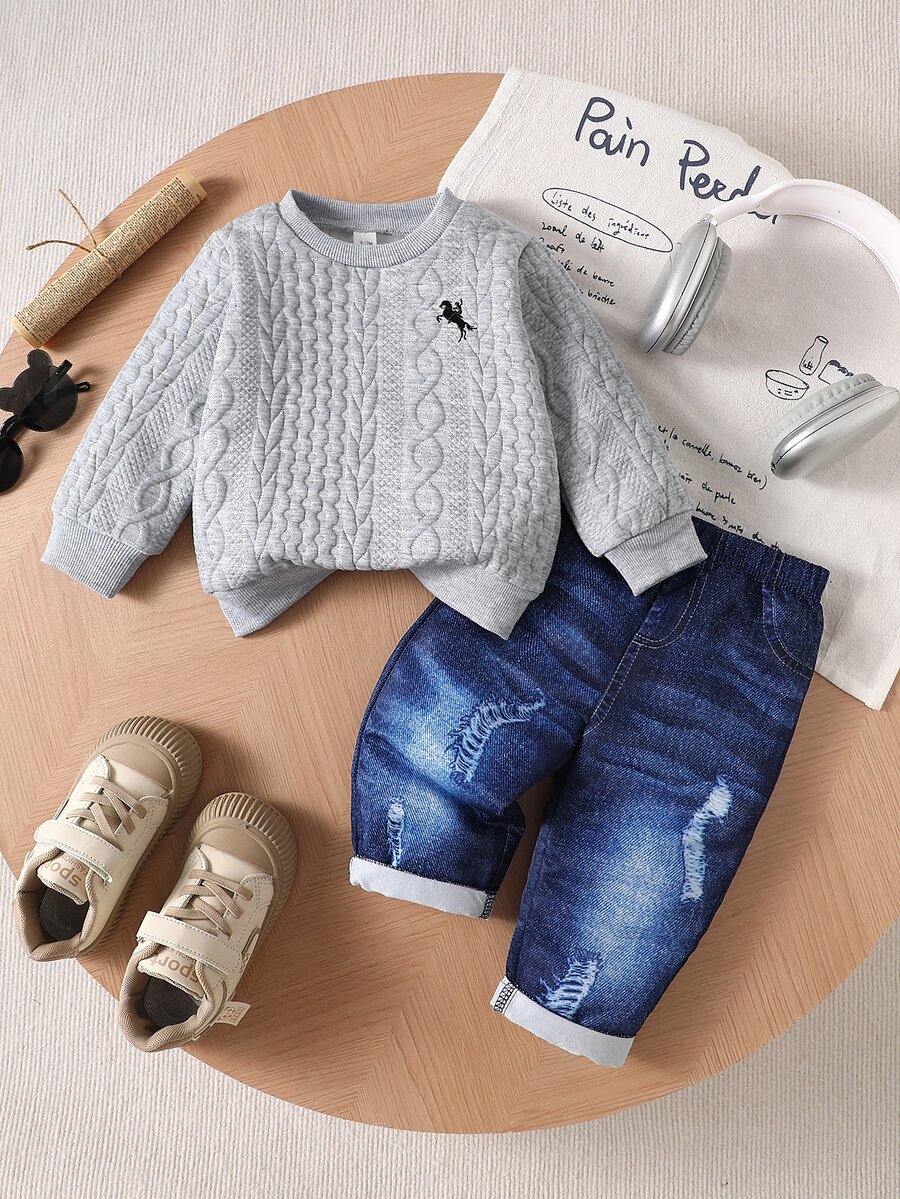 SHEIN Bộ 2 món áo nỉ và quần jeans cho bé trai chập chững, phong cách preppy dễ thương, màu xám xanh, dệt vặn thừng, rách gối, tay dài, cổ tròn, dáng regular, mặc ngoài trời, đi học, mùa thu, lễ hội, Halloween - Xám - Xem 1