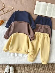 SHEIN Playful Pals 3套幼童男童運動衫慢跑褲套裝，可愛學院風黃色海軍藍棕色泰迪熊貼布，抓絨內裡長袖圓領加厚款，適合冬季與秋季假期 - 彩色 - 查看 2