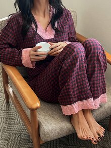 DAZY طقم بيجامة نسائي من ملابس علوية بأكمام طويلة بنقشة مربعات وملمس بارز وبنطال طويل مع تطريز دانتيل - الأحمر - مشاهدة 6