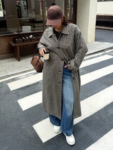 Muchica 大尺碼女款長版格紋風衣，翻領設計、口袋、單排扣，適合學院風穿搭 - 棕色 - 查看 4