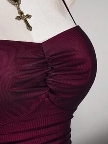 SHEIN ICON 大尺碼女款純色抓皺荷葉邊下擺收腰細肩帶洋裝 - 玫紅色 - 查看 10