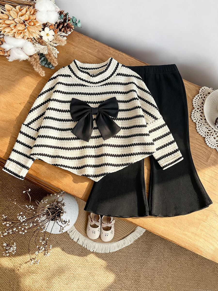 SHEIN 2件組幼女羅紋上衣+喇叭褲,甜美黑白蝴蝶結羅紋長袖圓領休閒套裝,生日派對秋季連身衣毛衣,時尚風 - 黑與白 - 查看 1